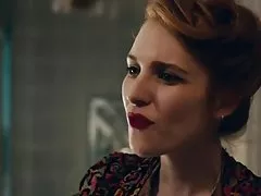 Naughty женщина делает беспорядок в ее колготки с мочи